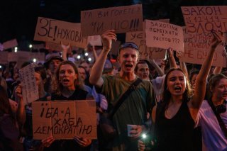 La promulgation de la loi a provoqué des manifestations, notamment à Kiev (image). KEYSTONE/AP/Alex Babenko